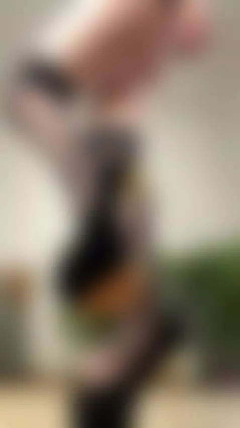 Do you like the high heels that the milf wears? by juliamilf