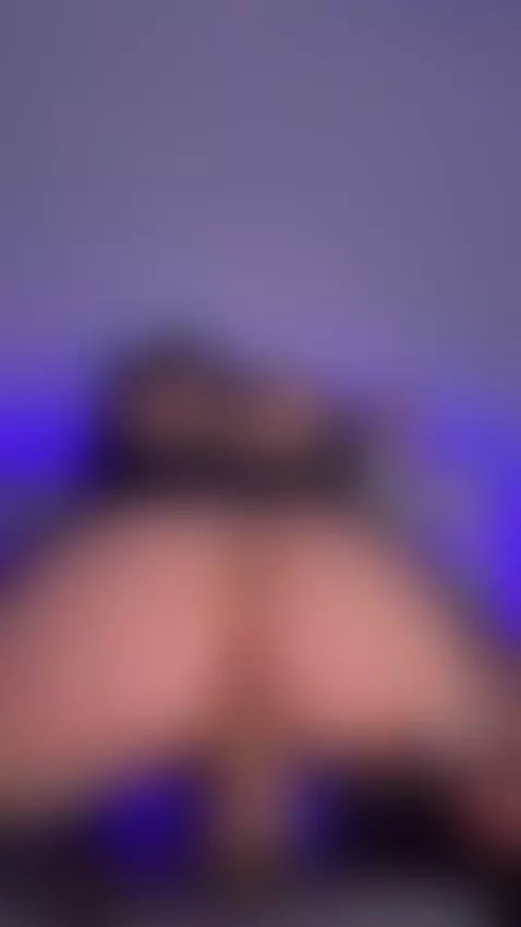 The air stays warm long after I pause 💦🩶 by liilash