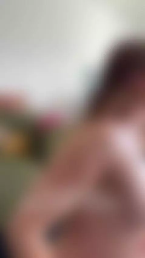 The air settles between my shoulders 😏🔥 by ashleybambi