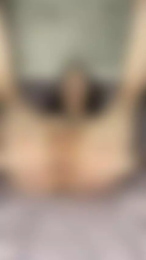 The air settles between my shoulders 😏🔥 by marim00n