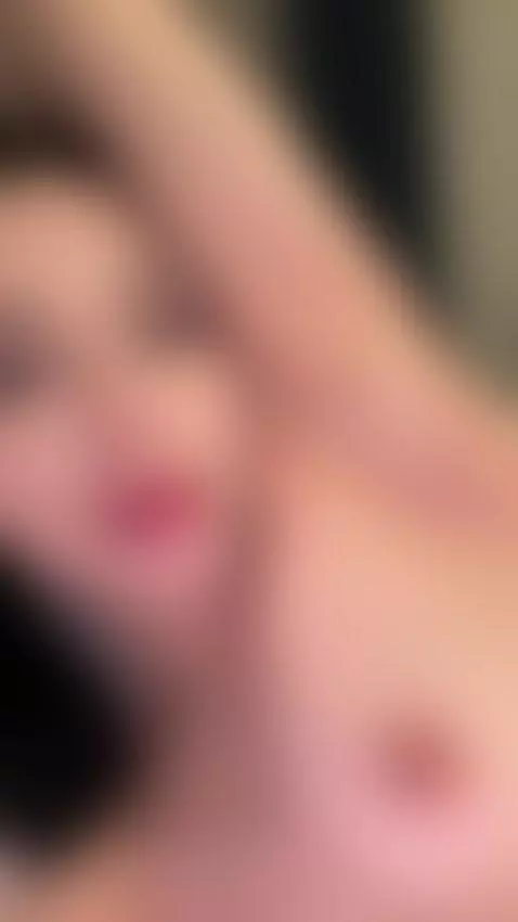 The air hushes when I tilt my chin 💋💫 by lustyloona