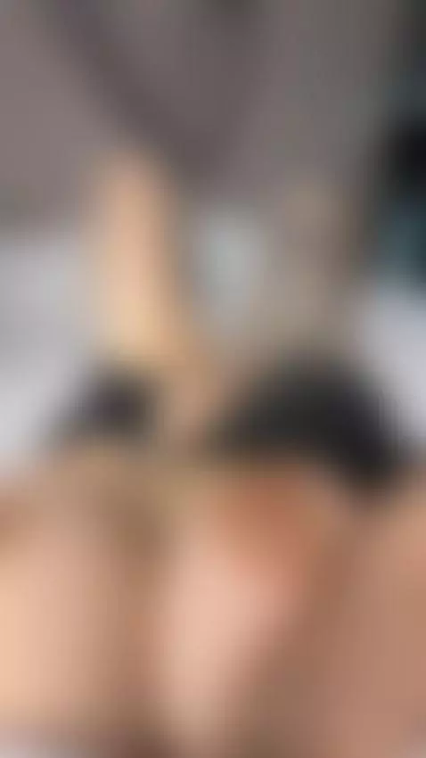 Masturbating her wet pussy in close-up. Come to OnlyFans by emmyelfie