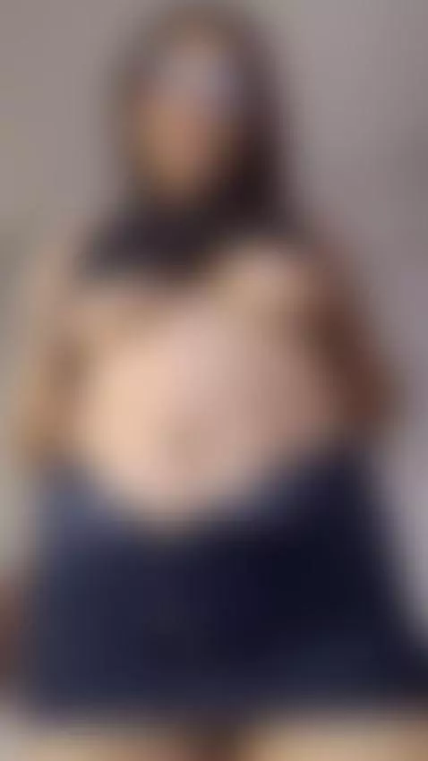 que rico tocarme encima de la ropa 🤭 by canelahotx