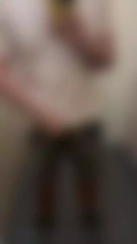 sneak peak on elevator / una miradita en el ascensor by goonerfriend