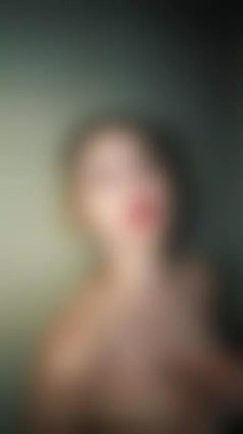 🔥This busty blonde is dripping down to the sheets 🍑 Join OF by chloerayx