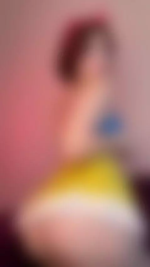🔥Brunette showing her slim waist and juicy ass 💦 See it on O... by ellieelthie