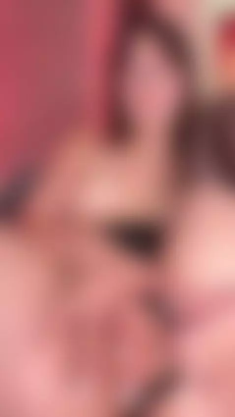 She really knows how to catch your attention… Subscribe to h... by ellieelthie