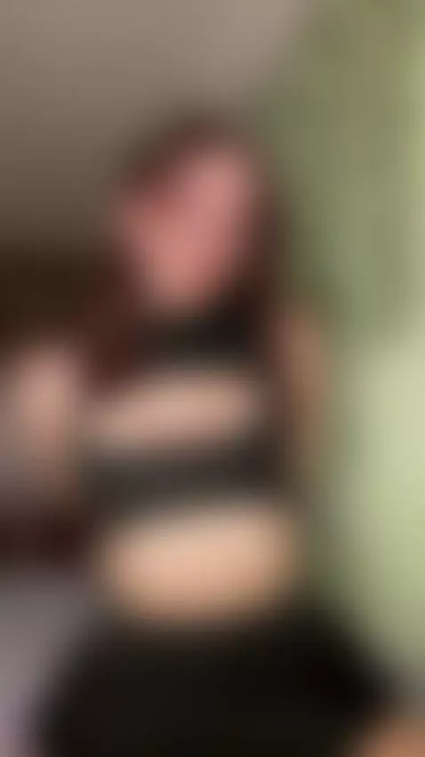 😏Hot brunette so horny she can’t stop touching 🍆 Join OF by ellieelthie
