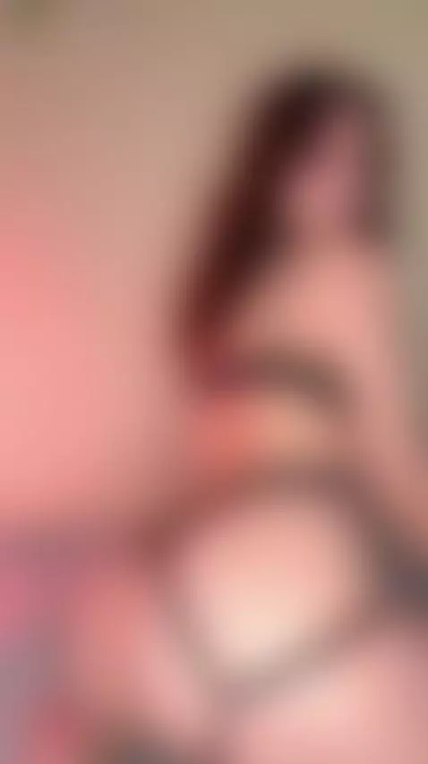 🔥Brunette posing with her round ass 🍑 Unlock OF by ellieelthie