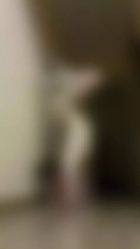🔞Sexy brunette arching her back 🍑 Join my OF by ellieelthie