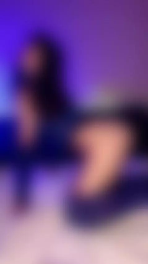 🍑Brunette’s round tight ass teasing you 😈 Exclusive OF by ellieelthie