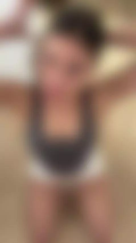 🍑Curvy brunette with long wavy hair teasing topless 😈 Exclus... by esthergrace23