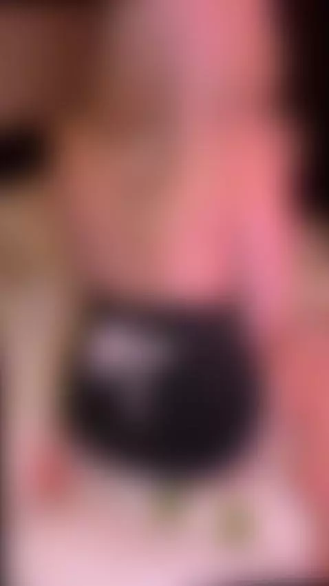 Thick curves bent forward begging to be fucked 😋 by missfrogg