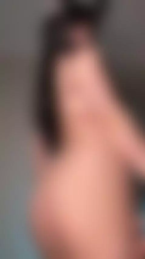 Curvy girl teases with round ass shaking 🍆 by missfrogg