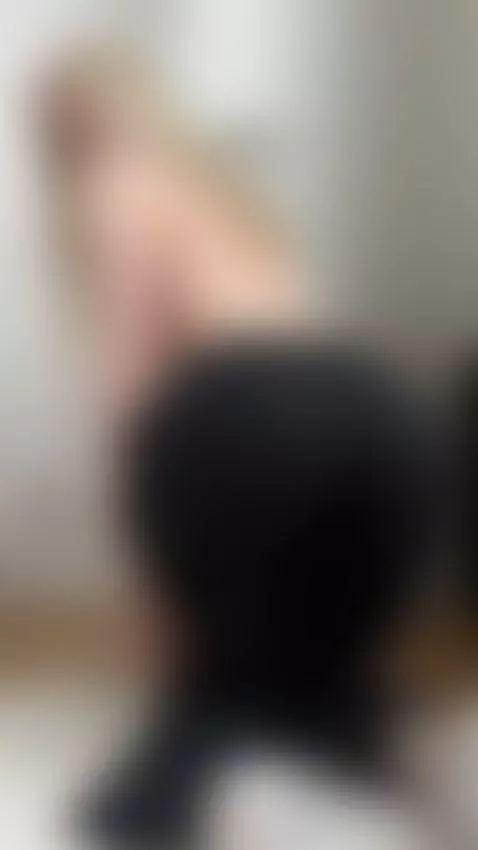 Curvy ass squeezed tight while kneeling slow 🥰 by sanderslina