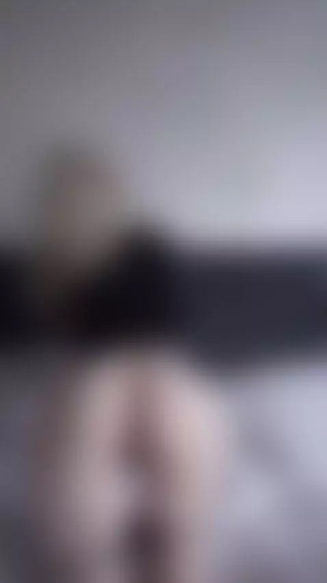Plump ass lifted high as she leans forward 🥰 by sanderslina