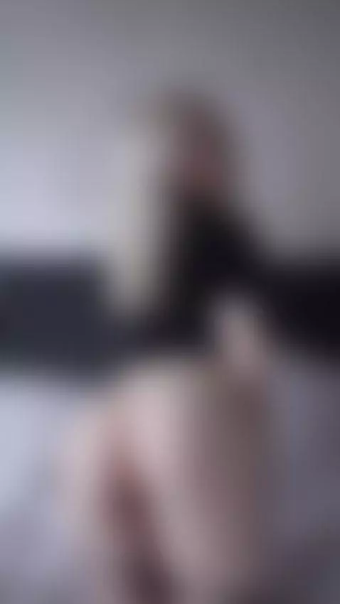 Plump ass bent forward on the bed looking back 🤤 by sanderslina