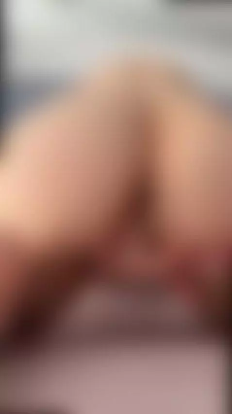 She spreads her ass wide and moans loud by milanahotie