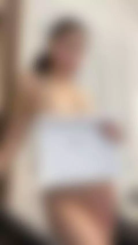 Naked tits bouncing as she leans forward 🖤 by julialikeshine