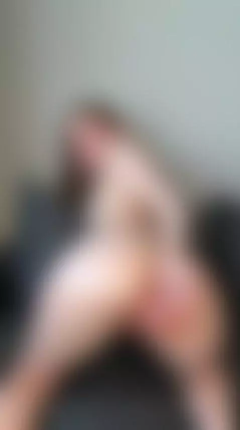 Wet pussy gets fucked hard by her hand 🥰 by hannamontana88