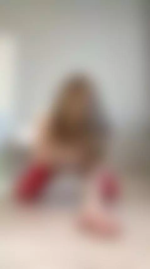 Naked girl on floor begs to be fucked 🫦 by hannamontana88