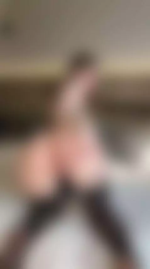 Thick ass spreads wide as she moans loud 🤫 by hannamontana88