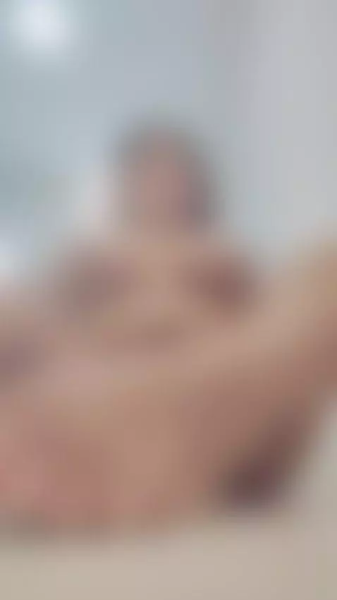 Ven más cerca… no muerdo (o tal vez sí) 💋 by madisonlee1