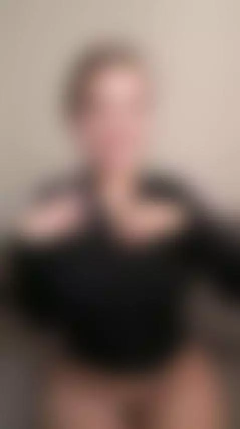 💦Perfect long haired brunette dripping wet 😈 See my OF by elinamissss