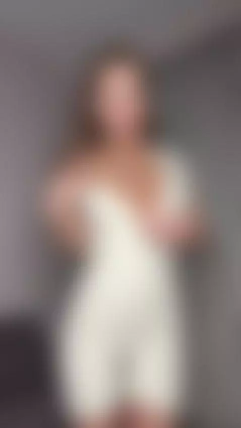 I play with my soft heavy tits and keep eye contact. Sub OF by elinamissss