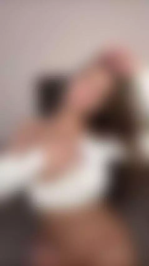 You see the beginning… the rest is on OF 📖 by elinamissss