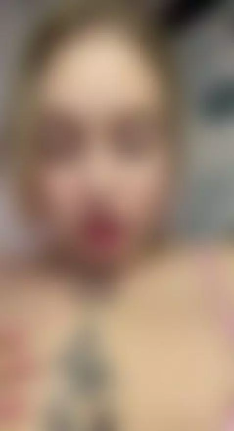 😏Brunette framing her face with tattooed chest 🍑 Unlock OF by dariloveeee