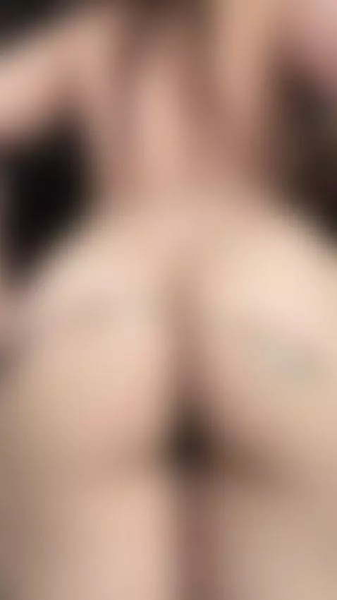 this gold chain against my pussy feels so tight. by aminaluvv