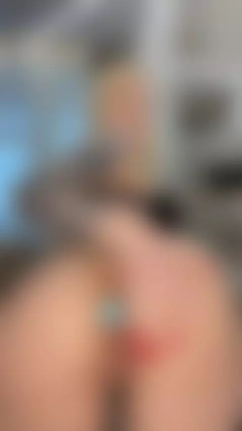 I hope my body can make you horny tonight by vikkiastor