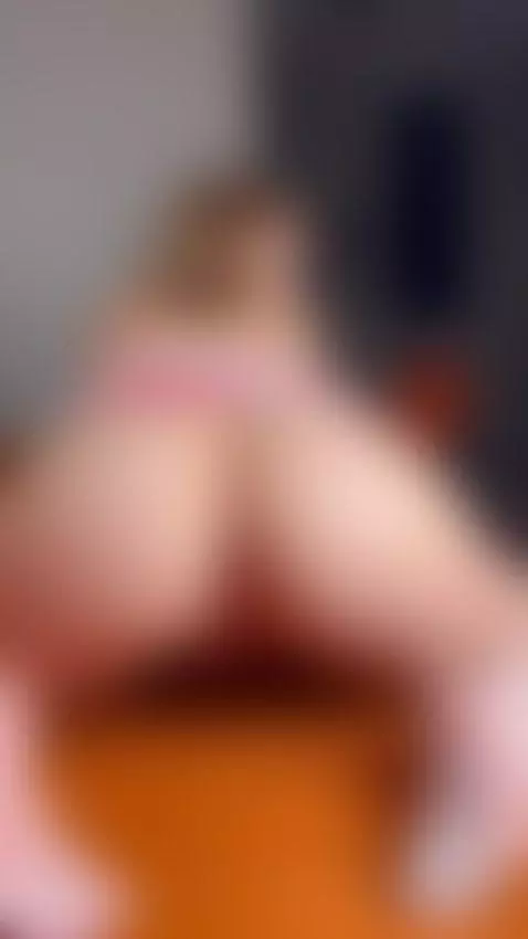 Show me how hard I make you while I show off my ass 💋 by looona