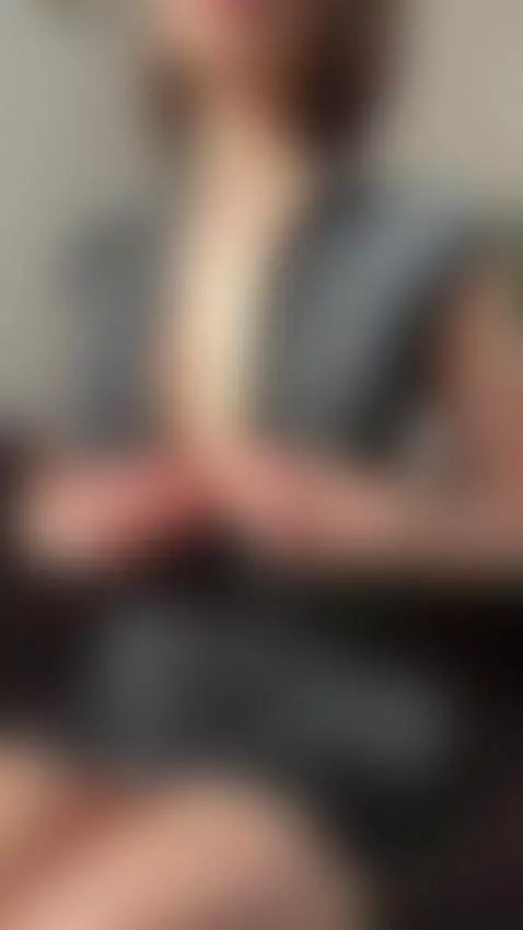 Want to know how this sexy slut spends her nights by loraviee
