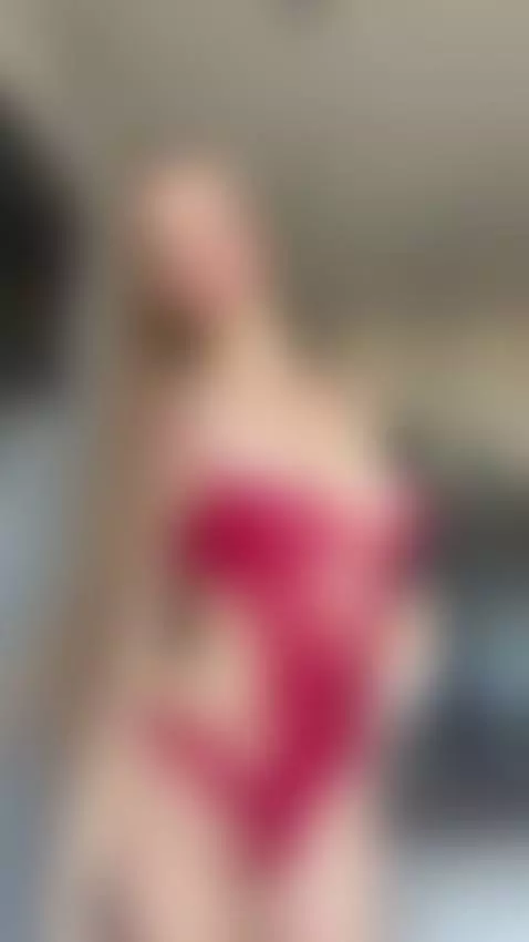 I spin around in this red body and put my ass on display by seductivexenia