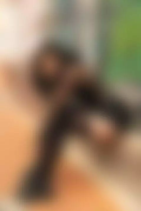 Me verás caminar por la ciudad, pero solo aquí verás qué pas... by daliacastle