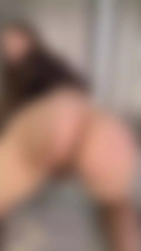 While showing off my ass, I kept my naked body fully exposed... by roxyts