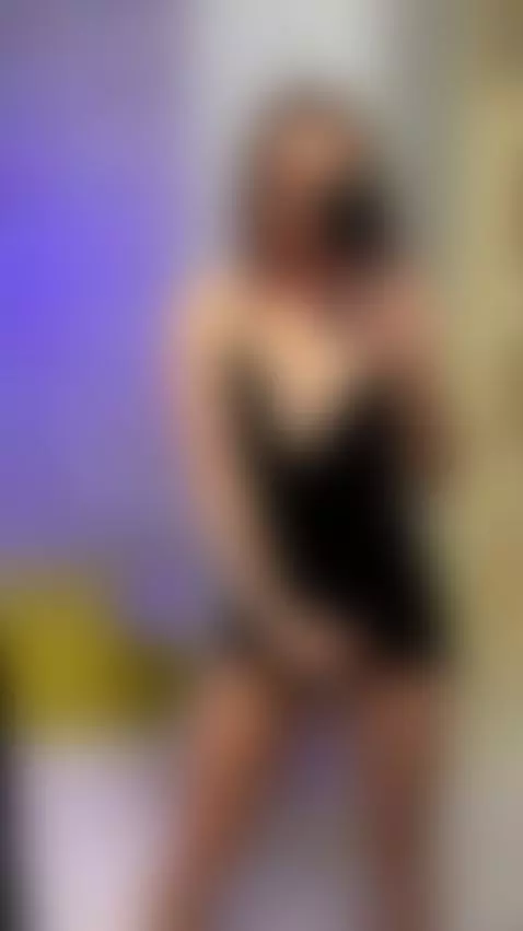 🔞Short bob brunette arching back in bikini 🍑 Join my OF by clairewilde