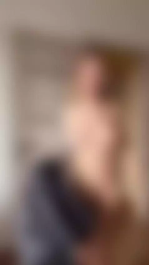 Big tits bouncing as she leans forward 😋 by aliceinked