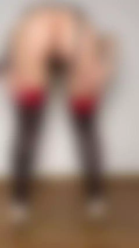 Tattooed girl bends over and spreads her ass wide 😋 by aliceinked