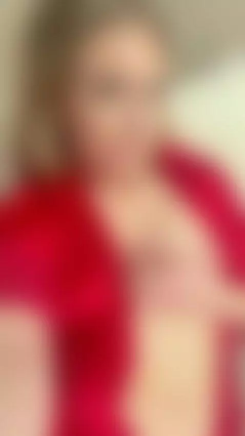 🍑Blonde ass hidden but teasing in grey tee 😈 Exclusive OF by aliceeerose