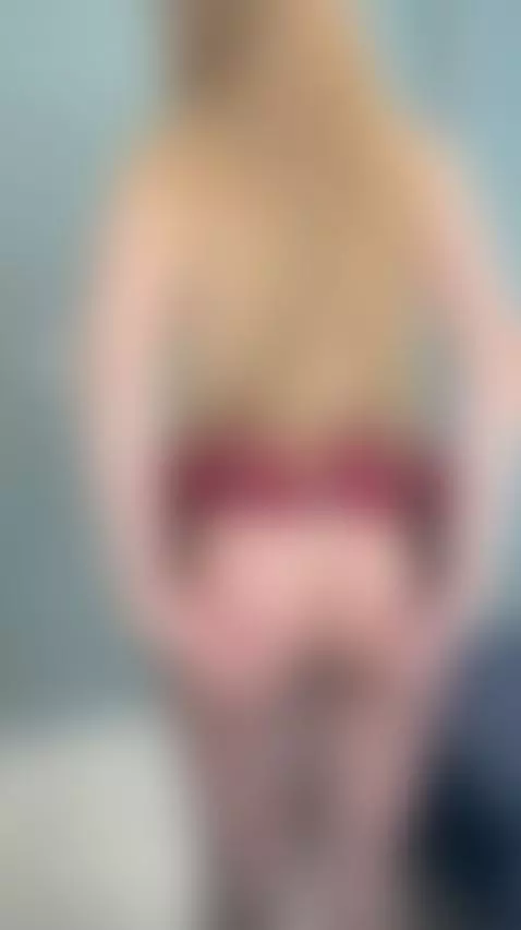 🍑Blonde ass hidden but teasing in grey tee 😈 Exclusive OF by aliceeerose