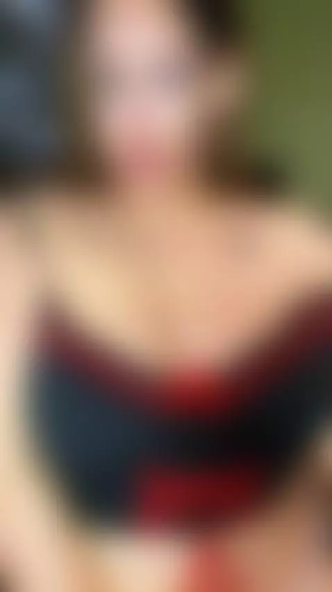 Big natural breasts stay fully on display. Sub OF by velvetvices