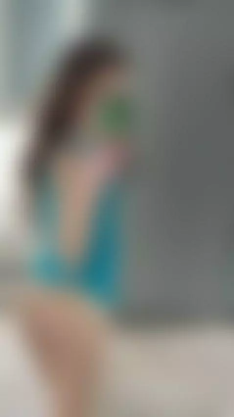 💋 Sexy babe taking off her shorts 💦 by jessicalittlee