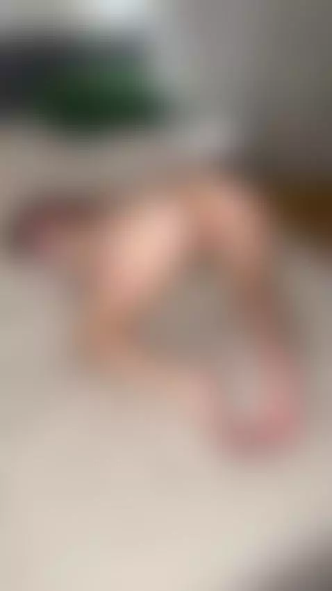 Tattooed redhead arches her bare ass wide on the bed. Sub OF by julcypeach