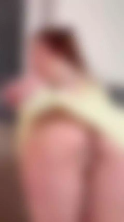Bending over for the feed. Join my OnlyFans exclusive by julcypeach