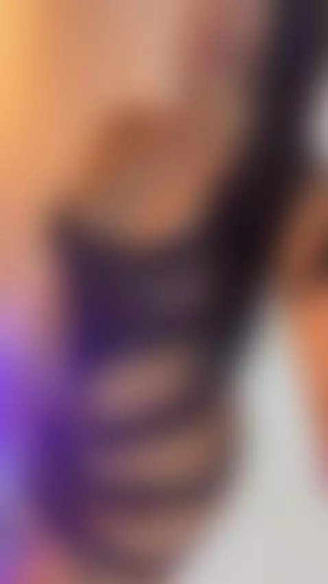 Guess who is already live and in a naughty mood at camera 📹🔥... by victoriaregia1