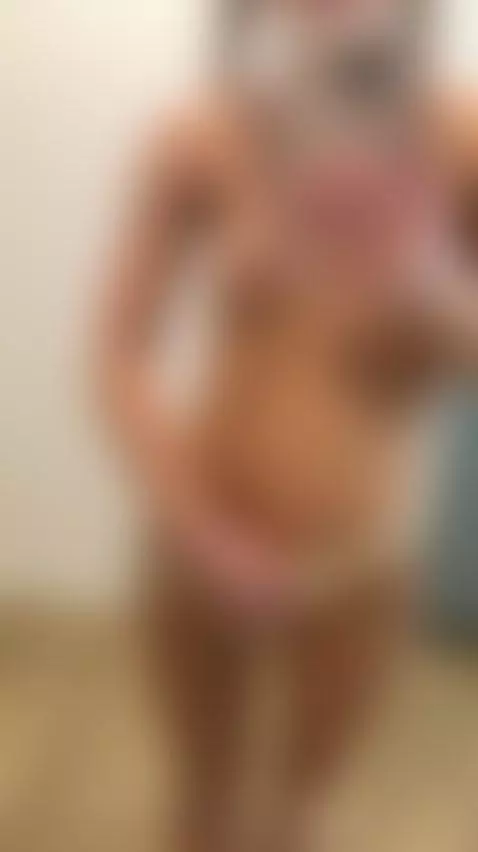 💦 Watch this blonde beauty show her pink pussy 🔥 by emiweiss