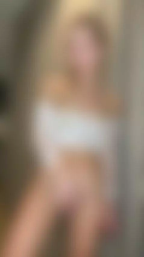 💋 Seductive blonde with perfect pink pussy 😍 by emiweiss